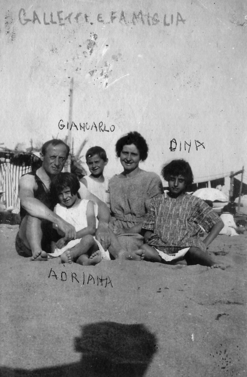 Anni Venti - Carlo Galetti al mare con la famiglia.